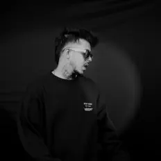 HOPE सुनें, म्यूज़िक वीडियो देखें, बायो पढ़ें, दौरे की तारीखें और बहुत कुछ देखें!