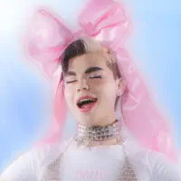 聆聽 undefined、觀看音樂影片、閱讀小傳、查看巡演日期等！