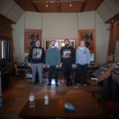 Flourish을(를) 듣고, 뮤직 비디오를 보고, 약력을 읽고, 투어 일정 등을 확인하세요!