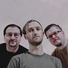 聆聽 Playoff Run、觀看音樂影片、閱讀小傳、查看巡演日期等！