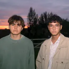 Ascolta Marea Cósmica, guarda video musicali, leggi la biografia, vedi le date del tour & altro!