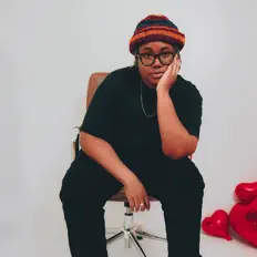 Hör dir Justy an, schau dir Musikvideos an, lies die Biografie, finde Tourdaten und mehr!
