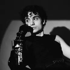 Ouve Raris, vê vídeos de música, lê a biografia, vê as datas da digressão e muito mais!