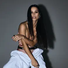 收听 KAYA、观看音乐视频、阅读小传、查看巡演日期等 ！