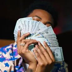 Polo Guzmanを聴いたり、ミュージックビデオを鑑賞したり、経歴やツアー日程などを確認したりしましょう！