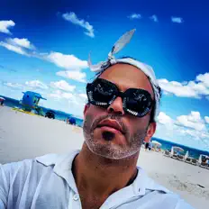 Ouve the Secret Guest, vê vídeos de música, lê a biografia, vê as datas da digressão e muito mais!