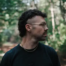 Posłuchaj wykonawcy Miles Kvndra, obejrzyj teledyski, przeczytaj biografię, zobacz daty tras koncertowych i nie tylko!