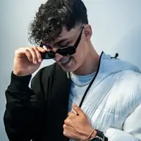聆聽 undefined、觀看音樂影片、閱讀小傳、查看巡演日期等！