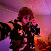 undefinedを聴いたり、ミュージックビデオを鑑賞したり、経歴やツアー日程などを確認したりしましょう！