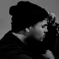 undefinedを聴いたり、ミュージックビデオを鑑賞したり、経歴やツアー日程などを確認したりしましょう！