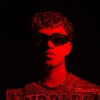 聆聽 undefined、觀看音樂影片、閱讀小傳、查看巡演日期等！