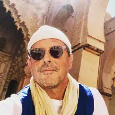 聆聽 Sat Darshan Singh、觀看音樂影片、閱讀小傳、查看巡演日期等！