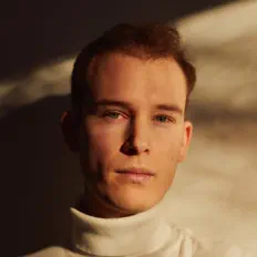 聆聽 Adrien de la Salle、觀看音樂影片、閱讀小傳、查看巡演日期等！