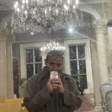 聆聽 VENUS、觀看音樂影片、閱讀小傳、查看巡演日期等！