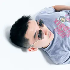 Hör dir Quas an, schau dir Musikvideos an, lies die Biografie, finde Tourdaten und mehr!