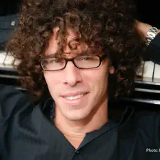 Julian Lawrence Gargiulo सुनें, म्यूज़िक वीडियो देखें, बायो पढ़ें, दौरे की तारीखें और बहुत कुछ देखें!