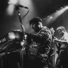 Blue Earth Soundを聴いたり、ミュージックビデオを鑑賞したり、経歴やツアー日程などを確認したりしましょう！