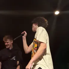 Ouça Tennants, assista a videoclipes, leia a biografia, veja as datas das turnês e mais!