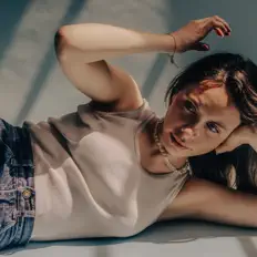 Blandineを聴いたり、ミュージックビデオを鑑賞したり、経歴やツアー日程などを確認したりしましょう！