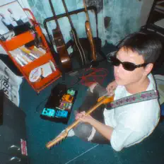 White Noiseを聴いたり、ミュージックビデオを鑑賞したり、経歴やツアー日程などを確認したりしましょう！