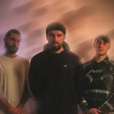 聆聽 Oceansides、觀看音樂影片、閱讀小傳、查看巡演日期等！