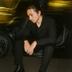 Hör dir WALID an, schau dir Musikvideos an, lies die Biografie, finde Tourdaten und mehr!