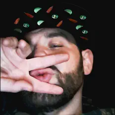 MiGi Kaponeを聴いたり、ミュージックビデオを鑑賞したり、経歴やツアー日程などを確認したりしましょう！