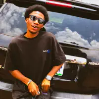 聆聽 undefined、觀看音樂影片、閱讀小傳、查看巡演日期等！