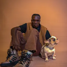 Nagyiを聴いたり、ミュージックビデオを鑑賞したり、経歴やツアー日程などを確認したりしましょう！