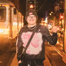 Venere을(를) 듣고, 뮤직 비디오를 보고, 약력을 읽고, 투어 일정 등을 확인하세요!