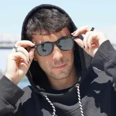 DMossを聴いたり、ミュージックビデオを鑑賞したり、経歴やツアー日程などを確認したりしましょう！