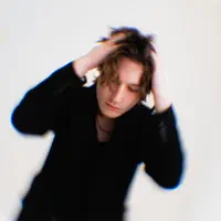 聆聽 undefined、觀看音樂影片、閱讀小傳、查看巡演日期等！
