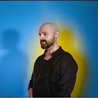 Luister naar undefined, bekijk muziekvideo's, lees de bio, bekijk de tourdata, en meer!