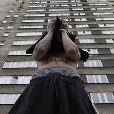 Mill सुनें, म्यूज़िक वीडियो देखें, बायो पढ़ें, दौरे की तारीखें और बहुत कुछ देखें!