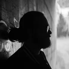 Nvokeを聴いたり、ミュージックビデオを鑑賞したり、経歴やツアー日程などを確認したりしましょう！