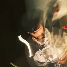 Ouve Lil Yee, vê vídeos de música, lê a biografia, vê as datas da digressão e muito mais!