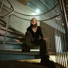 escaを聴いたり、ミュージックビデオを鑑賞したり、経歴やツアー日程などを確認したりしましょう！