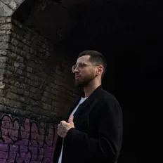 STONAMIを聴いたり、ミュージックビデオを鑑賞したり、経歴やツアー日程などを確認したりしましょう！