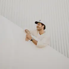 Poslechněte si interpreta Nick Gill, sledujte hudební videa, přečtěte si životopis, podívejte se na data turné a další informace.