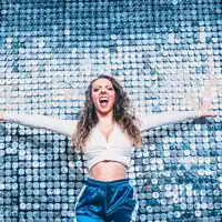 Écoutez undefined, regardez des vidéoclips, lisez la biographie, consultez les dates de tournée et plus encore !