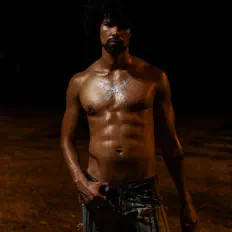 聆聽 Thorne、觀看音樂影片、閱讀小傳、查看巡演日期等！