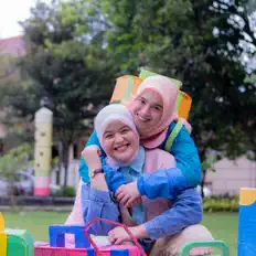 Dengarkan remi, tonton video musik, baca bio, lihat tanggal tur & lainnya!
