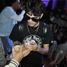 Luister naar Yung Lope, bekijk muziekvideo's, lees de bio, bekijk de tourdata, en meer!