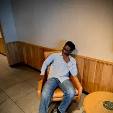 Hör dir Esanju Nyir an, schau dir Musikvideos an, lies die Biografie, finde Tourdaten und mehr!