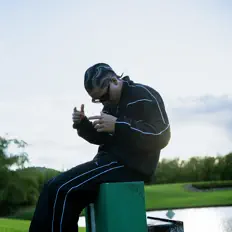 Wesを聴いたり、ミュージックビデオを鑑賞したり、経歴やツアー日程などを確認したりしましょう！