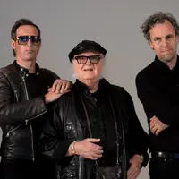 聆聽 undefined、觀看音樂影片、閱讀小傳、查看巡演日期等！