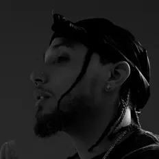 D. Weathersを聴いたり、ミュージックビデオを鑑賞したり、経歴やツアー日程などを確認したりしましょう！