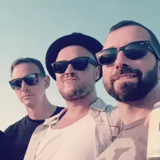 Dengarkan Union Jack, tonton video musik, baca bio, lihat tanggal tur & lainnya!