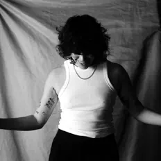 Ouve bee, vê vídeos de música, lê a biografia, vê as datas da digressão e muito mais!