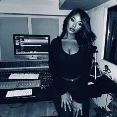 Poslechněte si interpreta Lou-Blue, sledujte hudební videa, přečtěte si životopis, podívejte se na data turné a další informace.